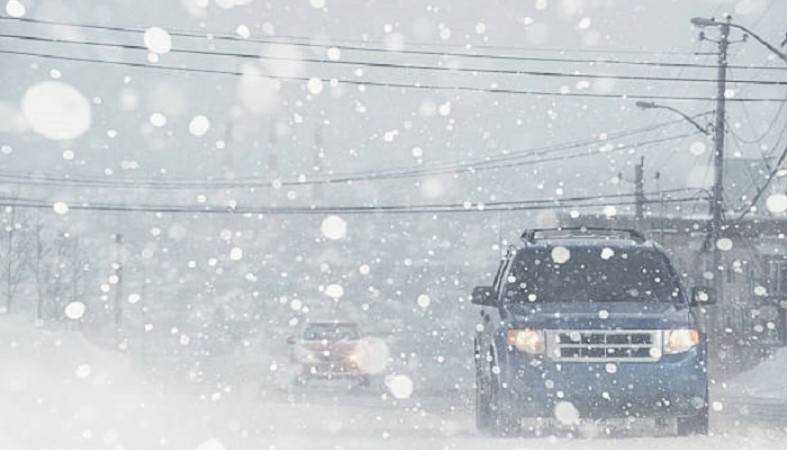Десятки автомобилей попали в снежный плен у Териберки