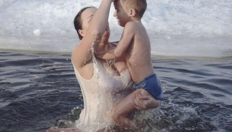 Совместное купание. Купание в проруби. Купание на крещение. Дети купаются на крещение. Дети купаются в море.