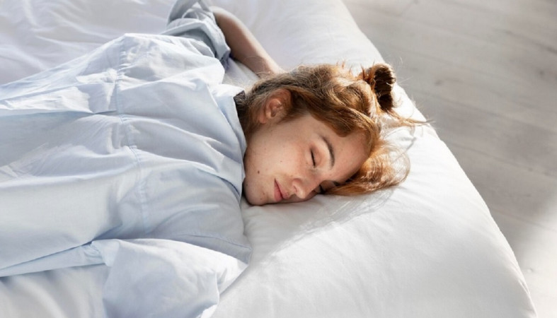 Девушка спит