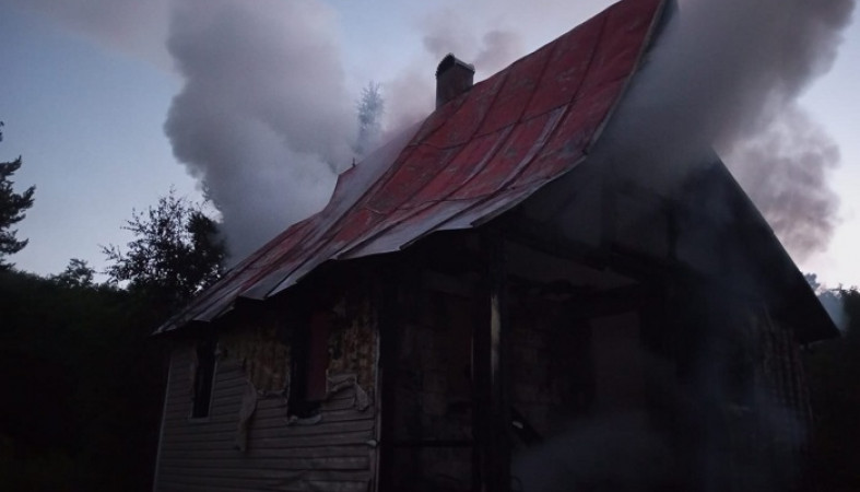 Опубликованы кадры горящего дачного дома в Карелии