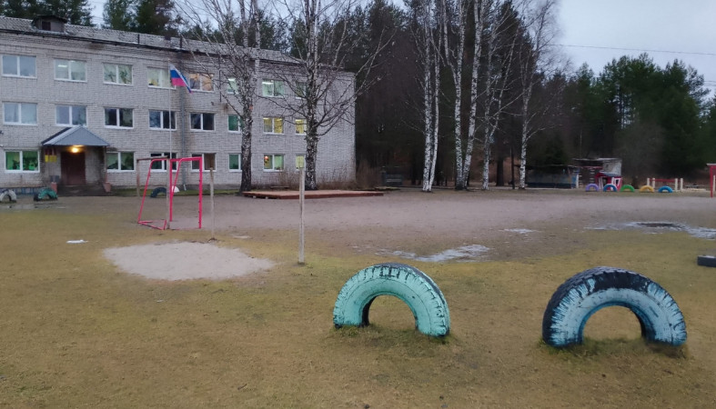 школа в поселке Матросы и спортплощадка школа в поселке Матросы и спортплощадка