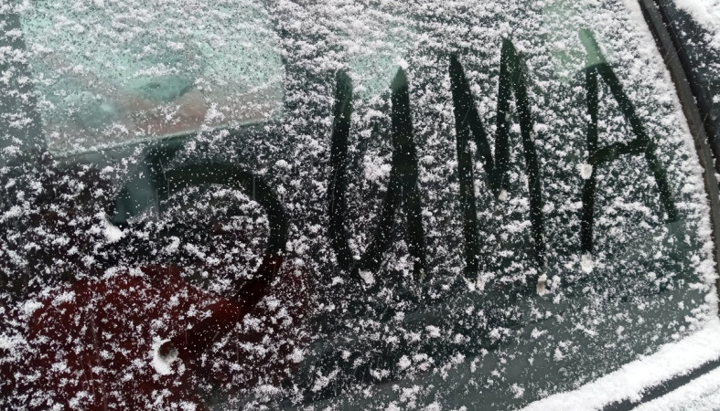 слово зима на стекле