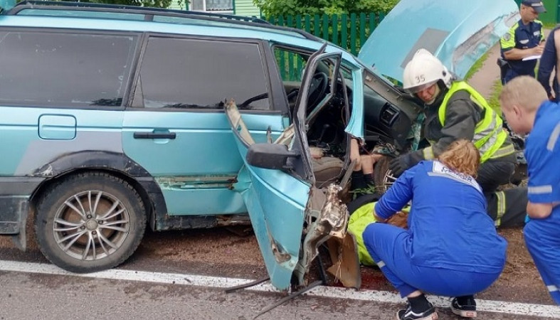 Человек пострадал при столкновении автомобиля со столбом в Карелии