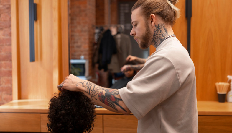 мужчина-парикмахер делает стрижку мужчина-парикмахер делает стрижку