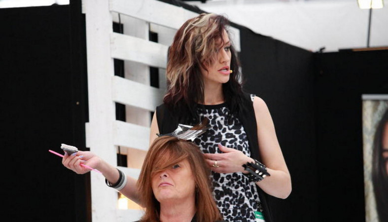 женщина в парикмахерской женщина в парикмахерской