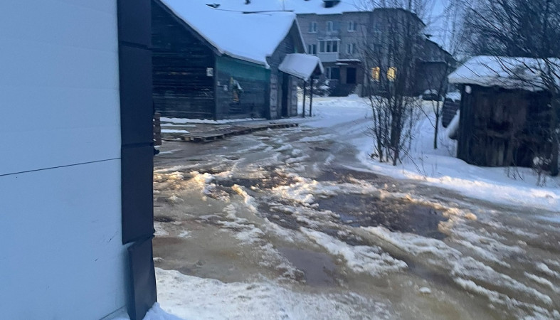 Вода из прорванной трубы разлилась по улице