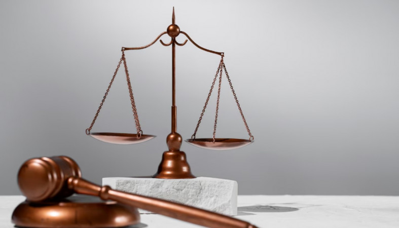 молоток и весы молоток и весы