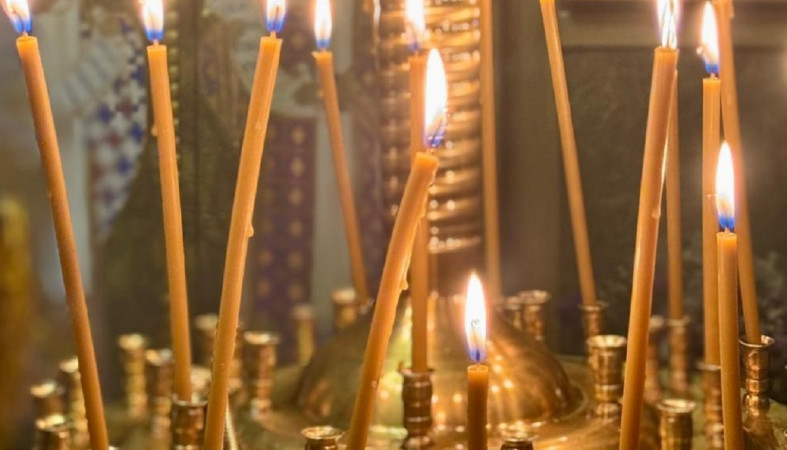 Горящие свечи в церкви Горящие свечи в церкви