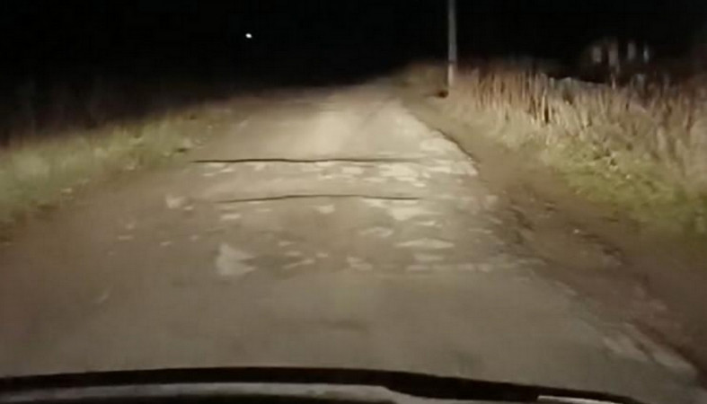 фары светят на дорогу
