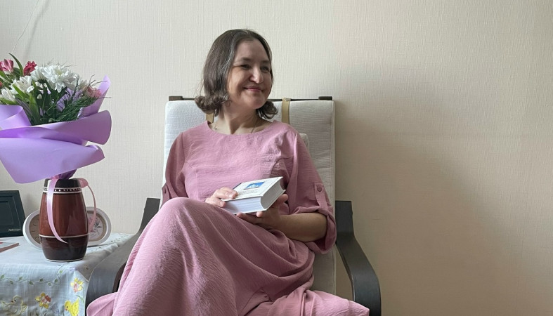 женщина сидит в кресле женщина сидит в кресле