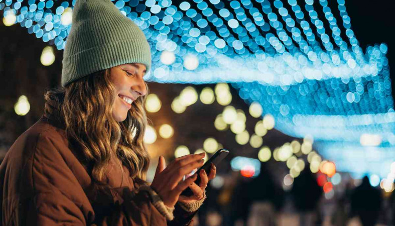 девушка с телефоном