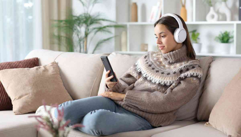 девушка с телефоном