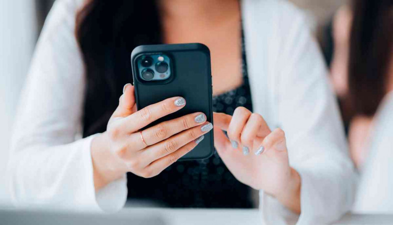 телефон в руках