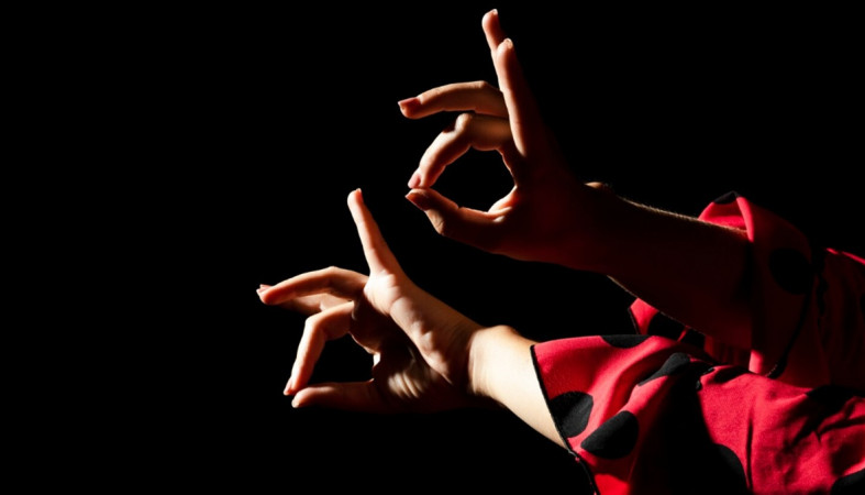 женщина в танце руки женщина в танце руки