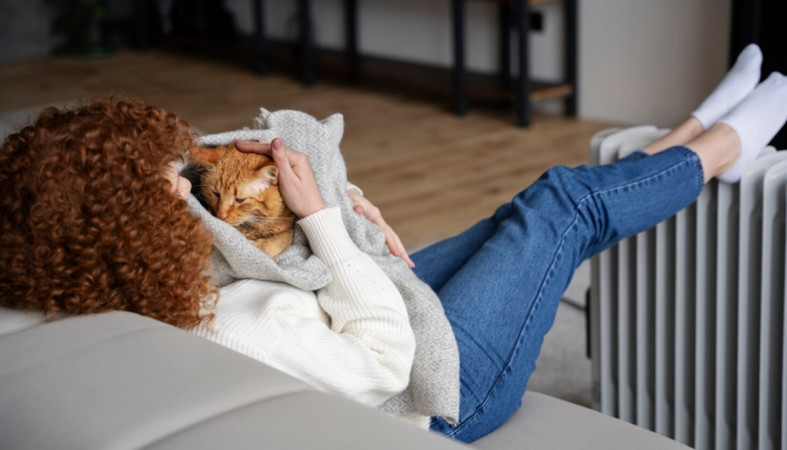 девушка греет ноги