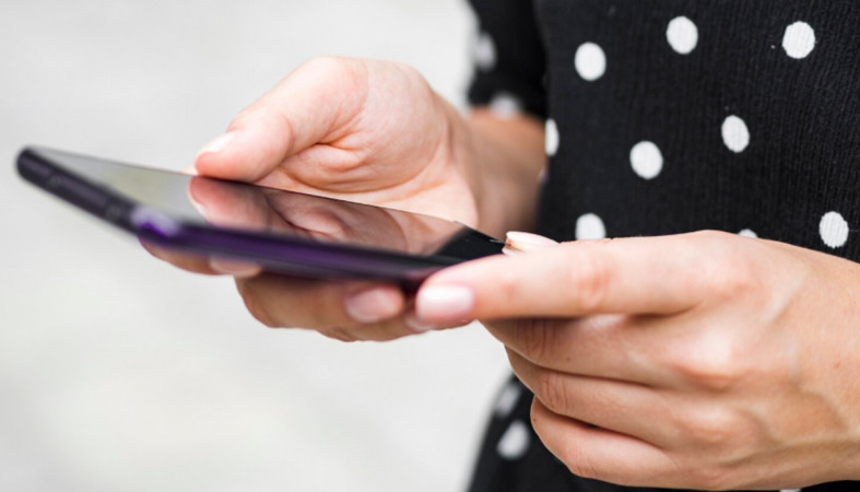 девушка с мобильником