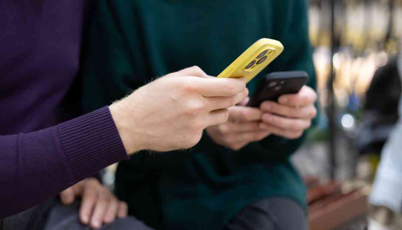 телефоны в руках