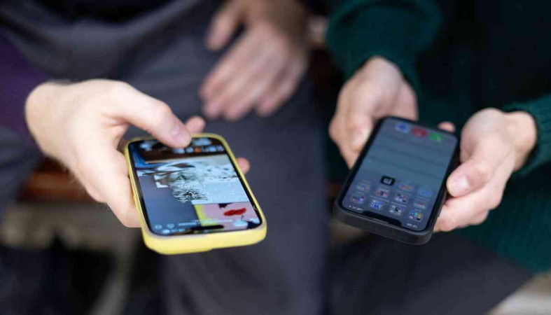 телефоны в руках