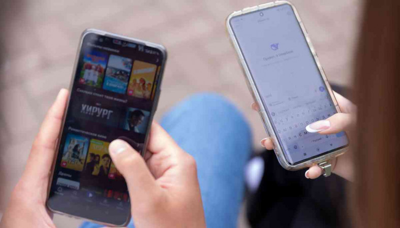 телефоны в руках