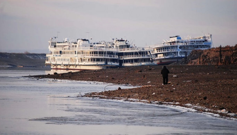 В Мурманской области пассажиры корабля неделю не могут сойти на берег