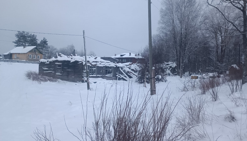 Наполовину снесенный дом