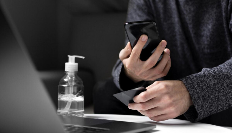 мошенник_интернет_карта_покупки_ноутбук_мужчина