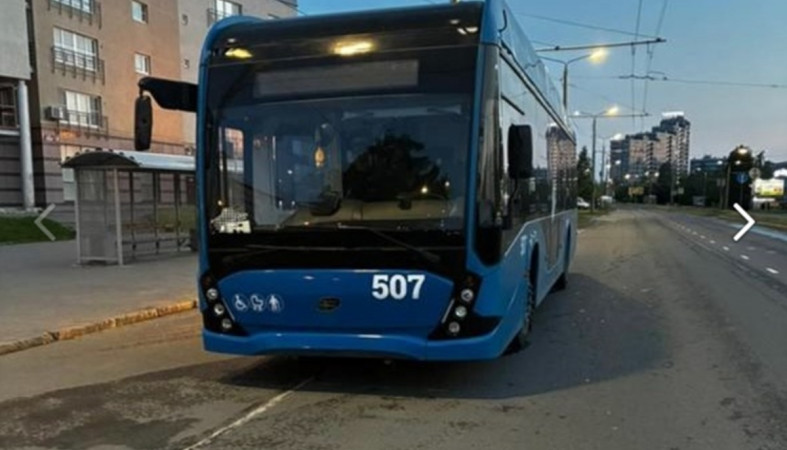 остановленный троллейбус