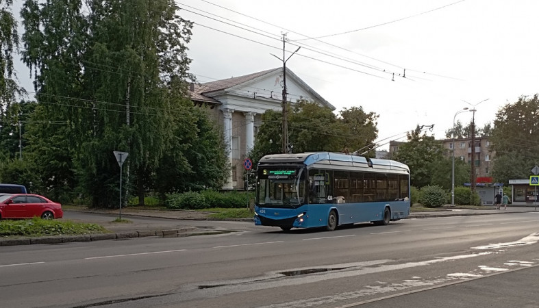 Троллейбус в городе