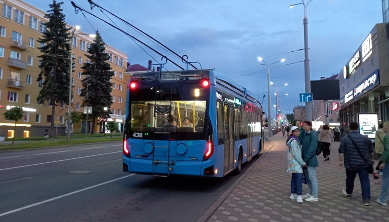 Троллейбус в городе