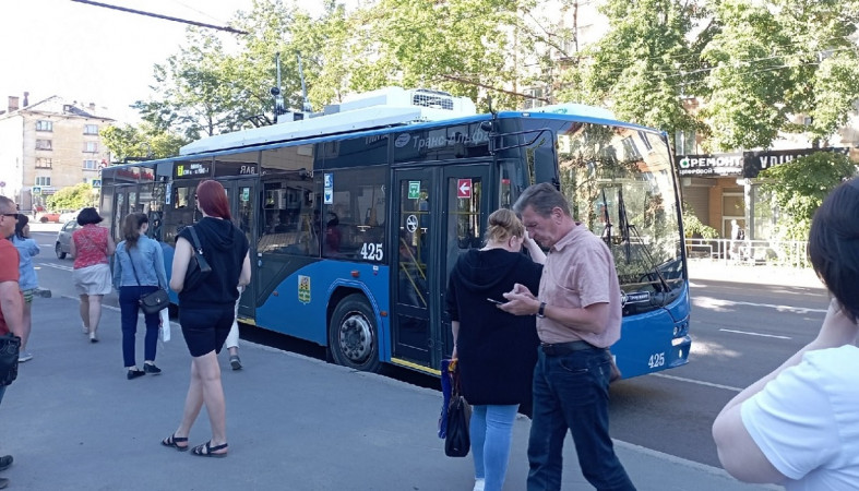 Троллейбус в городе
