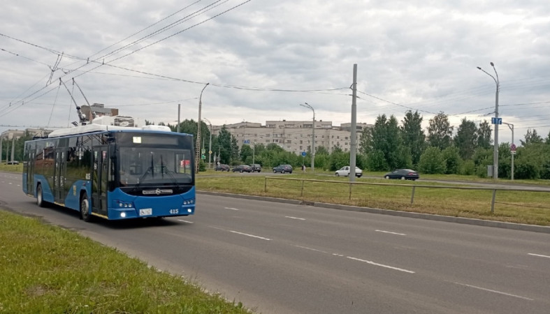 Троллейбус в городе