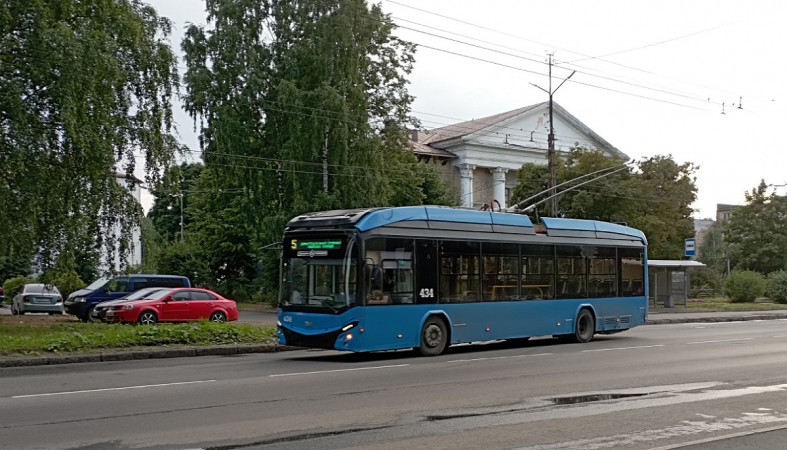 Троллейбус в городе