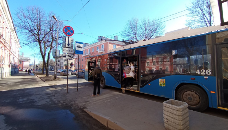 люди входят в троллейбус