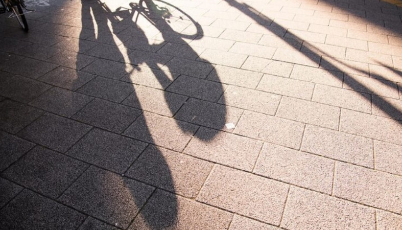 На тротуаре