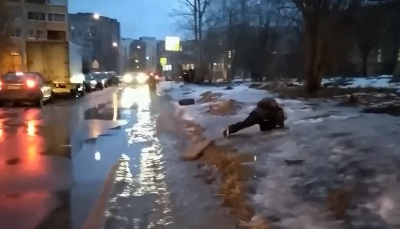 Дети скатываются со скользкой обочины прямо на дорогу в Петрозаводске
