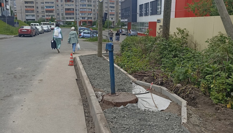колонка на тротуаре