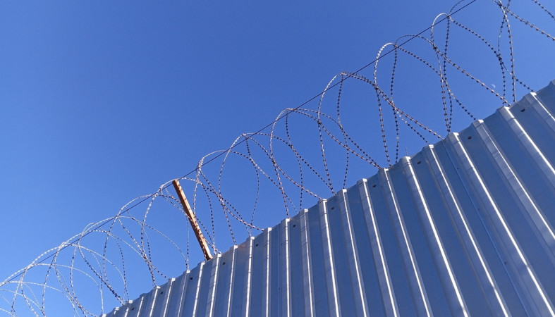 колючая проволока на заборе