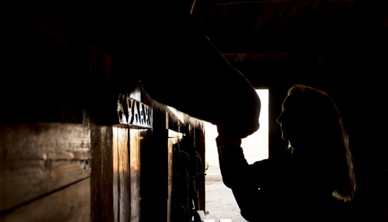 женщина что-то укладывает