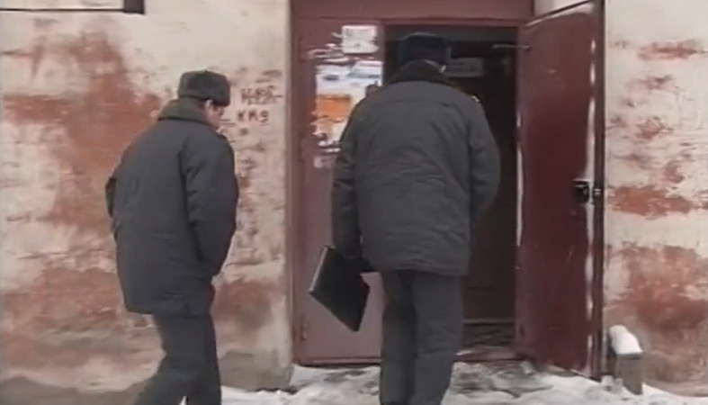 полиция идет в подъезд