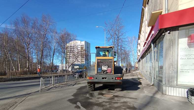 весенняя уборка улицы