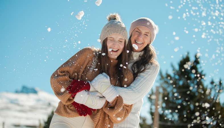 две женщины веселятся зимой
