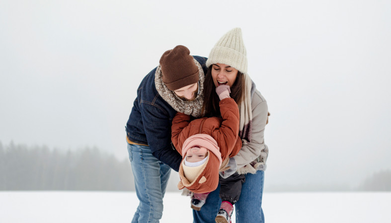 семья с ребёнком гуляет зимой семья с ребёнком гуляет зимой