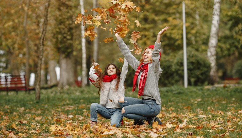 женщина с дочкой в осеннем парке