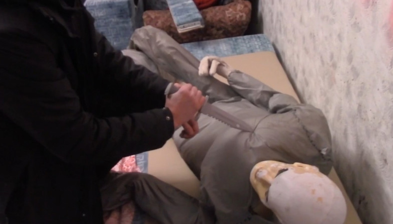 нож у подростка