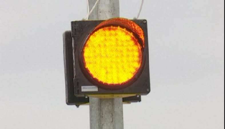 Желтый свет на дороге. Светофор сигнальный двухлинзовый т7. Предупреждающие светофоры т7 с мигающим желтым сигналом. Светофорный объект т7. Жёлтый мигающий сигнал одиночный.