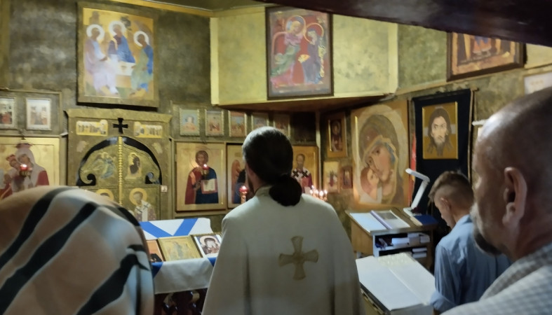 священник служит в церкви