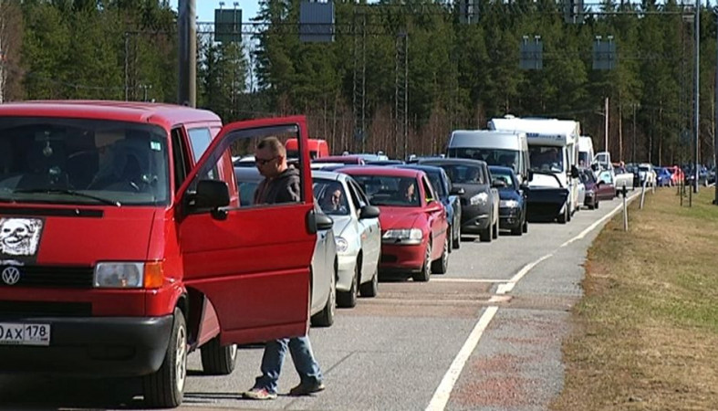 Жители России поехали на майские в Финляндию — на границе пробки Жители России поехали на майские в Финляндию — на границе пробки