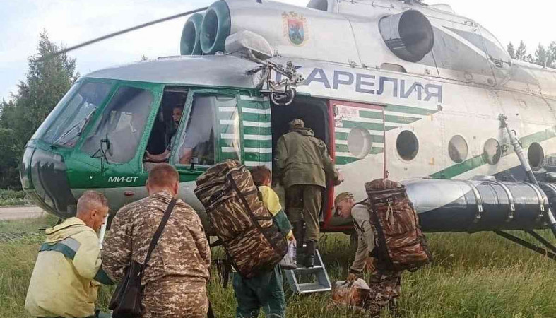 посадка спасателей в вертолет