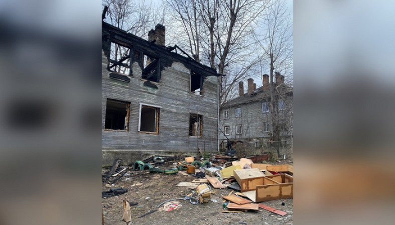 Сгоревший и полуразрушенный дом в Петрозаводске очень интересует детей