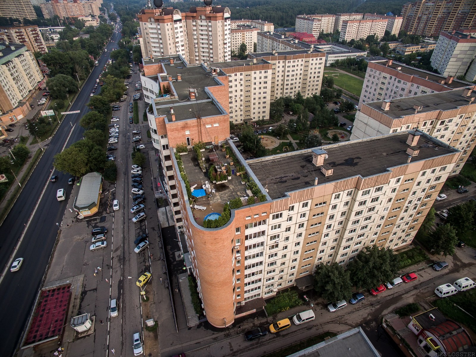 Житель Красногорска устроил курорт на крыше многоэтажки